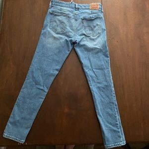 Levi mid waisted light wash jeans!